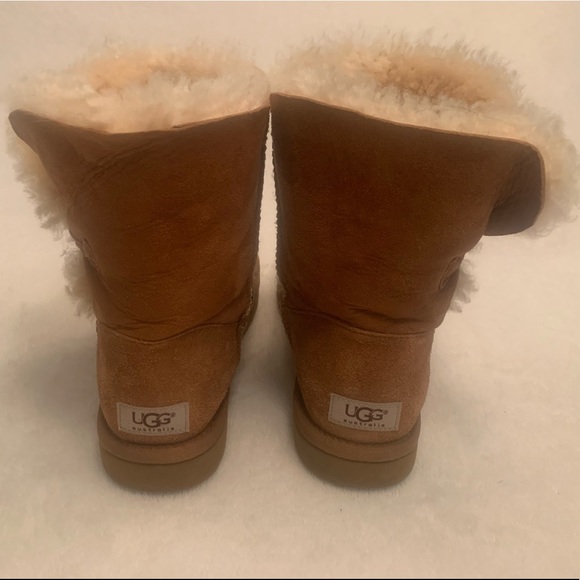 UGG Bailey Button II. Size: US 8. Color: Chestnut. - Picture 3 of 8